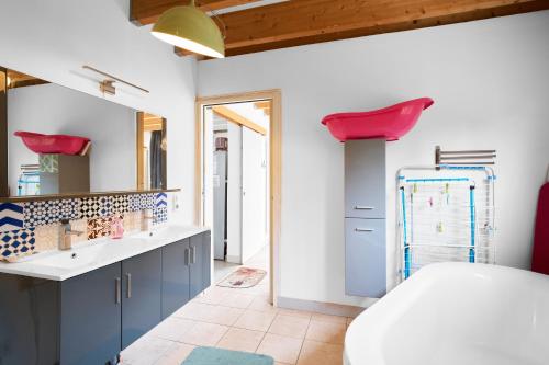 une salle de bain avec un lavabo et un réfrigérateur dans l'établissement Loft piscine chauffée et couverte, à Sauvignac