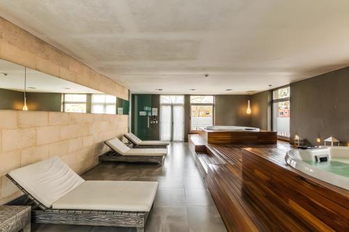a living room with a tub and a couch at Quartier Puerto Urbano in Buenos Aires