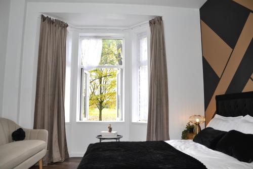 En eller flere senge i et værelse på 1 Bed Apartment - 3 Guests - Free parking- Kids welcome