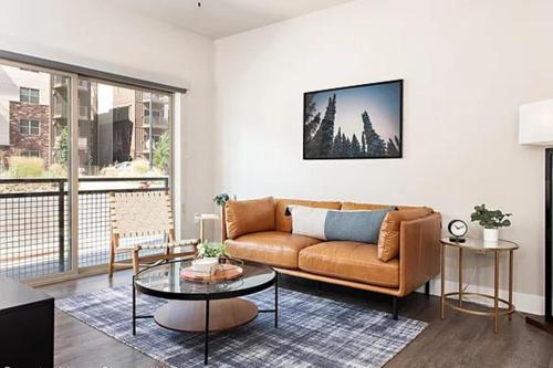 een woonkamer met een bank en een tafel bij Modern living at The Carter in Glenwood Springs