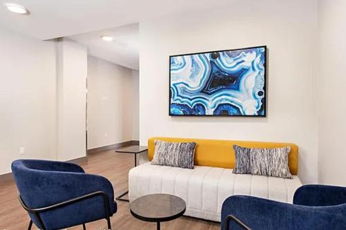 een woonkamer met een bank en een schilderij aan de muur bij Modern living at The Carter in Glenwood Springs