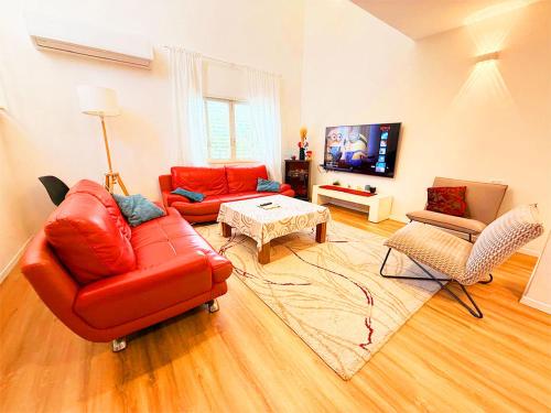 Spacious 3BD Penthouse with Rooftop & Parking Ra‘ananna