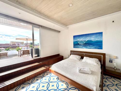 ein Schlafzimmer mit einem Bett und einem großen Fenster in der Unterkunft Casa Lazuli 303 Cartagena in Cartagena de Indias
