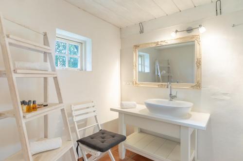 a bathroom with a white sink and a mirror at Reethus Humptrup in Humptrup