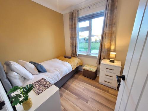Postel nebo postele na pokoji v ubytování Modern 2 bed pet friendly Bungalow near countryside and a short drive to seafront- with large private garden by Catchpole Stays