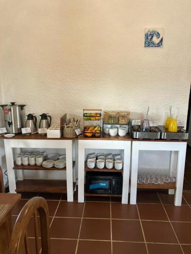 Una mesa con comida en una cocina. en Hotel La Casona, en La Paloma