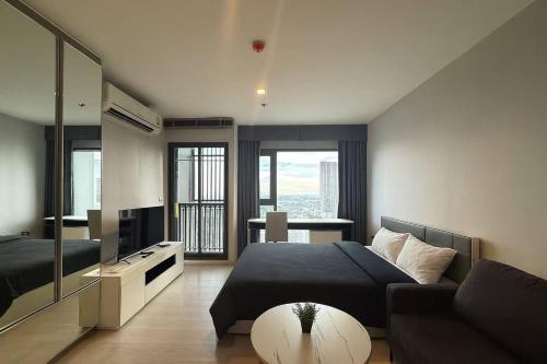 Et opholdsområde på Peaceful Stylish and cozy condo