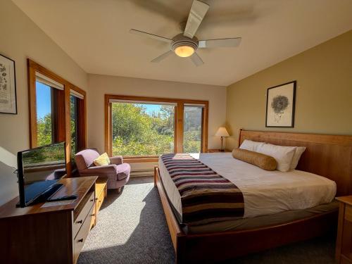 Postel nebo postele na pokoji v ubytování Poplar River Condos