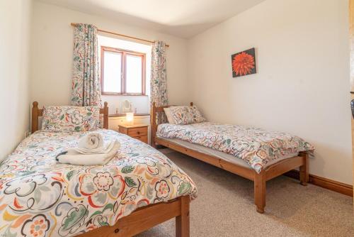 TalsarnauにあるBeudy-Talsarnauのベッド2台と窓のある寝室