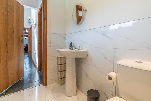 TalsarnauにあるBeudy-Talsarnauの洗面台とトイレを備えた白いバスルーム