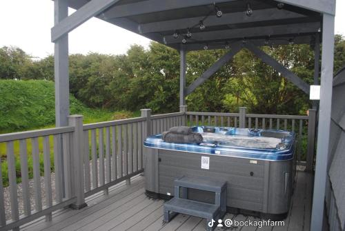 un jacuzzi en la terraza de una casa en Bockagh Farm, en Ballaghaderreen