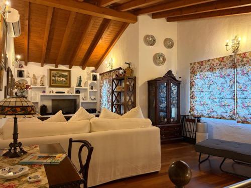 En eller flere senge i et værelse på Villa Mari Prestige