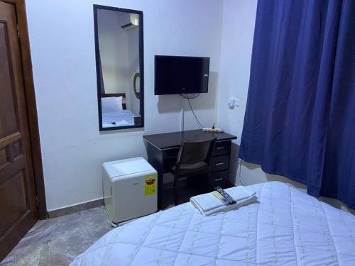 Una televisión o centro de entretenimiento en JD Hotel