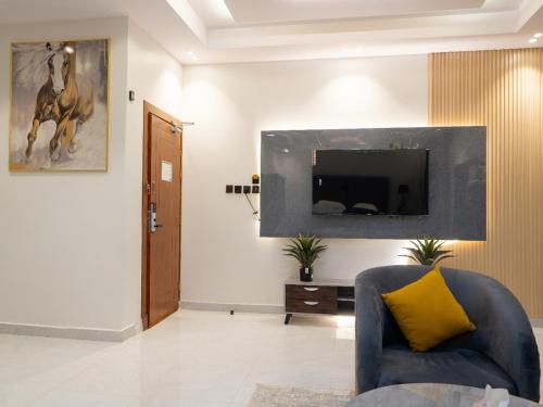 a living room with a blue couch and a tv at قمة حياة للشقق المفروشة in Hafr Al Baten