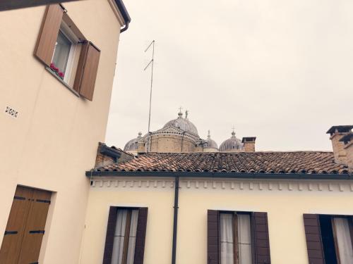 a white building with a domed roof at Dimora in Prato in Padova