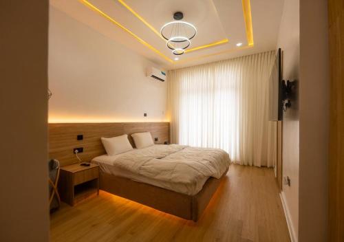 una camera da letto con un letto grande in una stanza di Xentral Luxury 5 star Apartment a Ikate