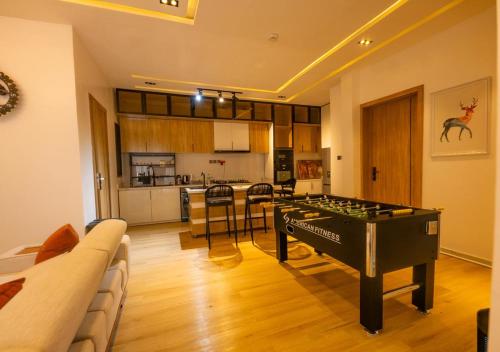 un soggiorno con tavolo da ping pong. di Xentral Luxury 5 star Apartment a Ikate