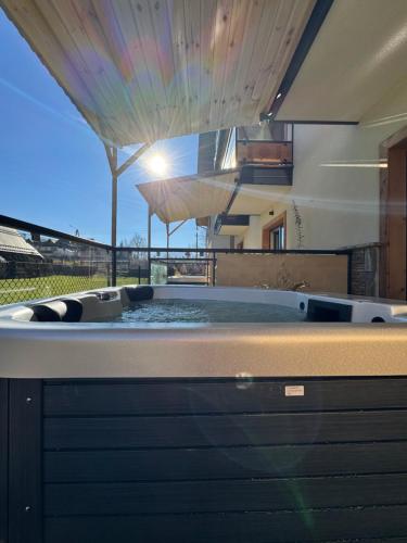 een pooltafel in de achtertuin van een huis bij Kominkowy Chill - prywatne zewnętrzne jacuzzi w wybranych apartamentach in Biały Dunajec
