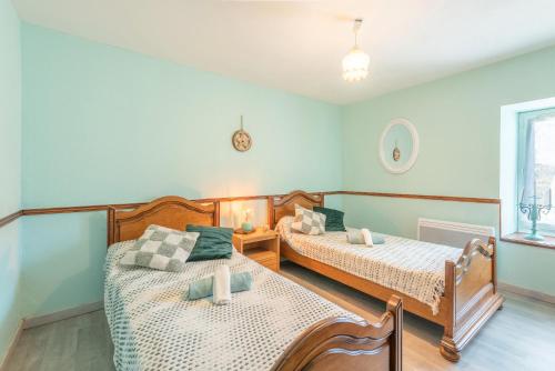 een slaapkamer met twee bedden en een raam bij Gary Vallée in Sazos