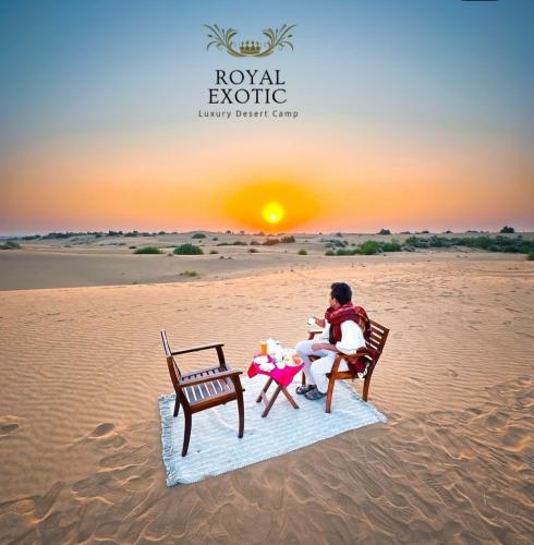 El amanecer o atardecer visto desde el camping de lujo