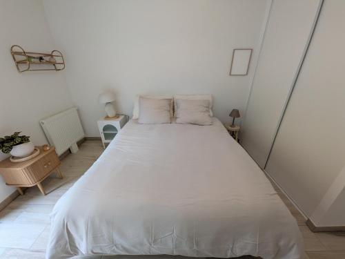 Un pat sau paturi într-o cameră la Appartement calme et lumineux au cœur de Carteret