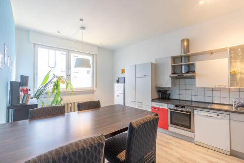 オスナブリュックにあるModernes 72qm Apartment zentral mit Küche und Boxspringbettの木製のテーブルと椅子のあるキッチン