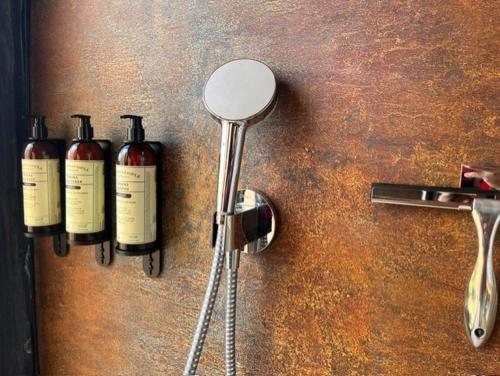 een aanrecht met drie flessen wijn erop bij Ampe Lodge in Puerto Varas