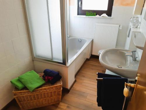une salle de bain avec une douche, un lavabo et une baignoire dans l'établissement Ferienwohnung Familie Balko, à Herdringen