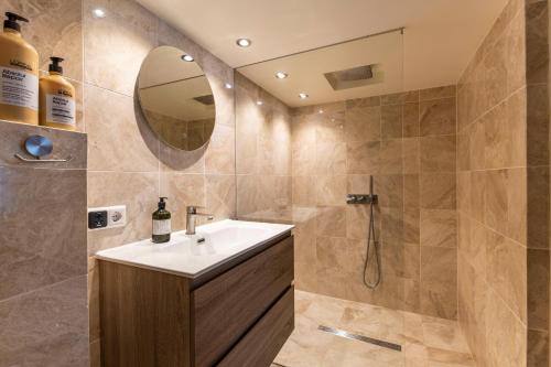 a bathroom with a sink and a shower at Townhouse 't Raap in Amsterdam