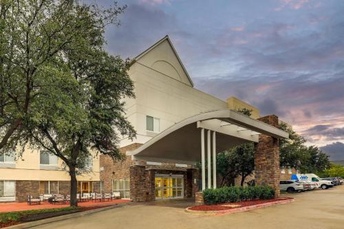 a front view of a hospital with a building at Best Western Plus Las Colinas Inn & Suites in Irving