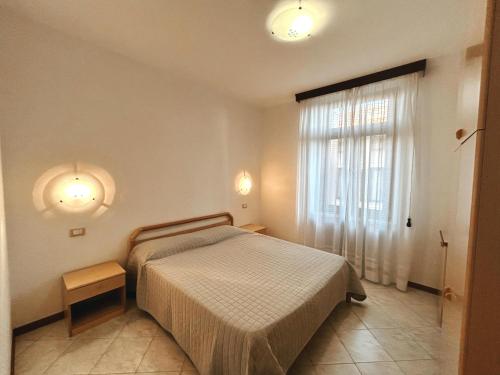 グラードにあるPosta Vecchiaのベッドと窓のある寝室