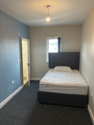 セント・ヘレンズにあるWestfield Streetの部屋の中に大きなベッドがある寝室
