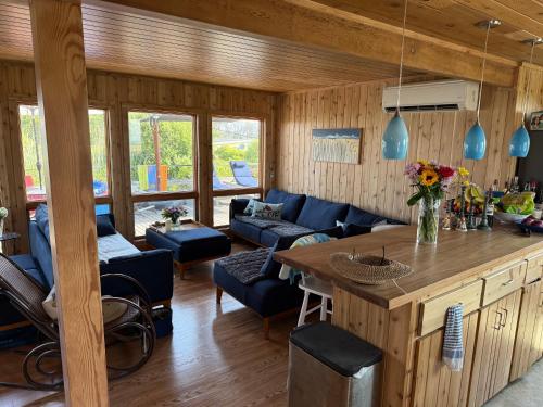 Χώρος καθιστικού στο Davis Park Fire Island Retreat