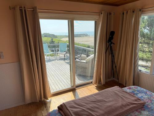 Ένα ή περισσότερα κρεβάτια σε δωμάτιο στο Davis Park Fire Island Retreat