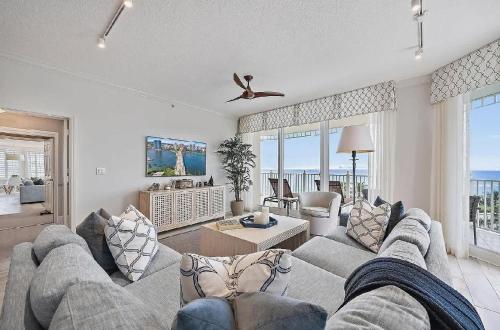 een woonkamer met een bank en een tafel bij Luxurious Three-Bedroom Oceanfront Penthouse with Resort Amenities in Selhaven