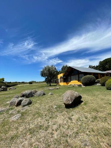 タンディルにあるCabañas Rocasの一団の一団の建物