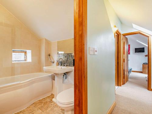 een badkamer met toilet, wastafel en bad bij 4 Bed in Shrewsbury 50180 in Pontesbury