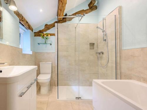 Bassenthwaite Lakeにある4 Bed in Routenbeck SZ405のシャワー、トイレ、洗面台を備えたバスルーム