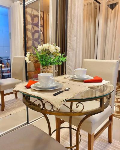 una mesa con dos tazas y platos en ella en Loft p/ casal hidro, café, a/c e vista, en Santo Amaro da Imperatriz