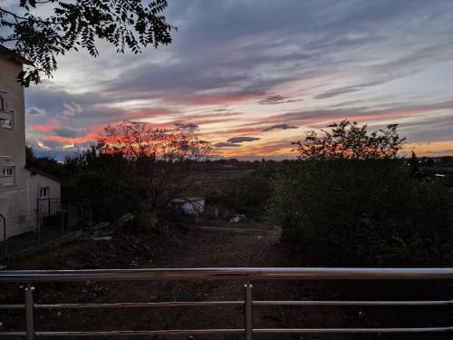 Η ανατολή ή δύση του ηλίου όπως φαίνεται από αυτό το διαμέρισμα ή από εκεί κοντά