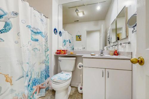 Koupelna v ubytování Sea Colony --- 18003 Lakeview Ct