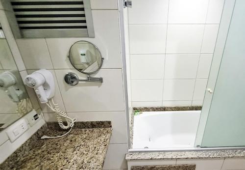 Ένα μπάνιο στο Cedro Hotel