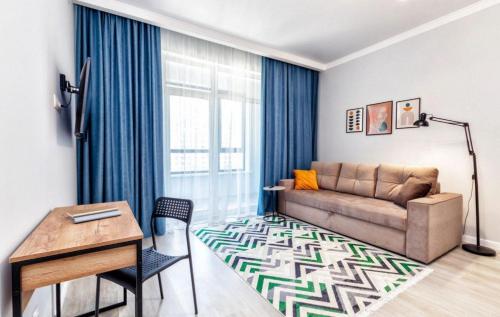 uma sala de estar com um sofá e uma mesa em GRAND-TURAN Bussiness em Astana