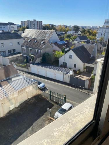 widok z okna na ulicę z budynkami w obiekcie Studio Bord Loire w mieście La Riche