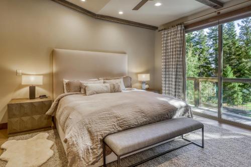 een slaapkamer met een groot bed en een groot raam bij The Lodge at Silverado in Tahoe City