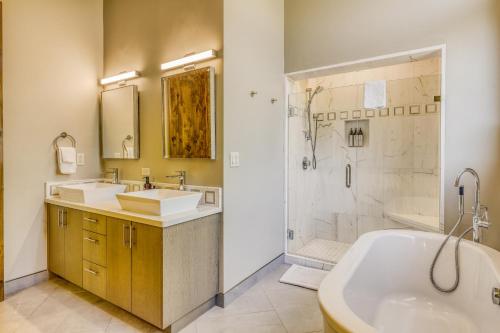 een badkamer met twee wastafels, een bad en een douche bij The Lodge at Silverado in Tahoe City