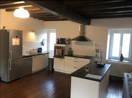 Kuchyň nebo kuchyňský kout v ubytování Un ancien moulin au cœur de la nature