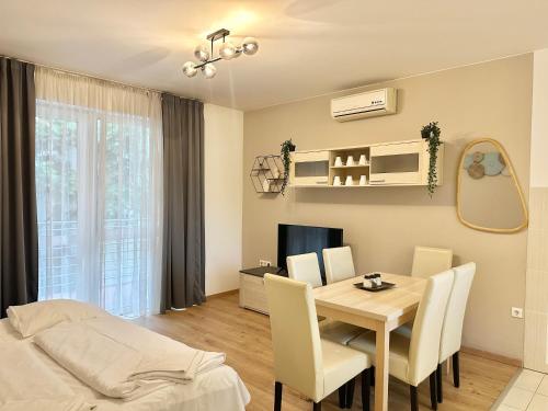Prime Stay - Deluxe 2 Bedroom Family Apartment with Balcony - Parking Included