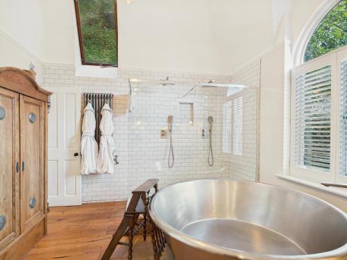 ルイスにある19th Century Manor with Hot Tubの大きなバスルーム(大型バスタブ付)