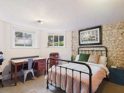 ルイスにある19th Century Manor with Hot Tubのベッドと机と窓のある寝室